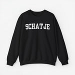 Zwarte trui met ronde hals en opdruk “SCHAT’JE” op de borst