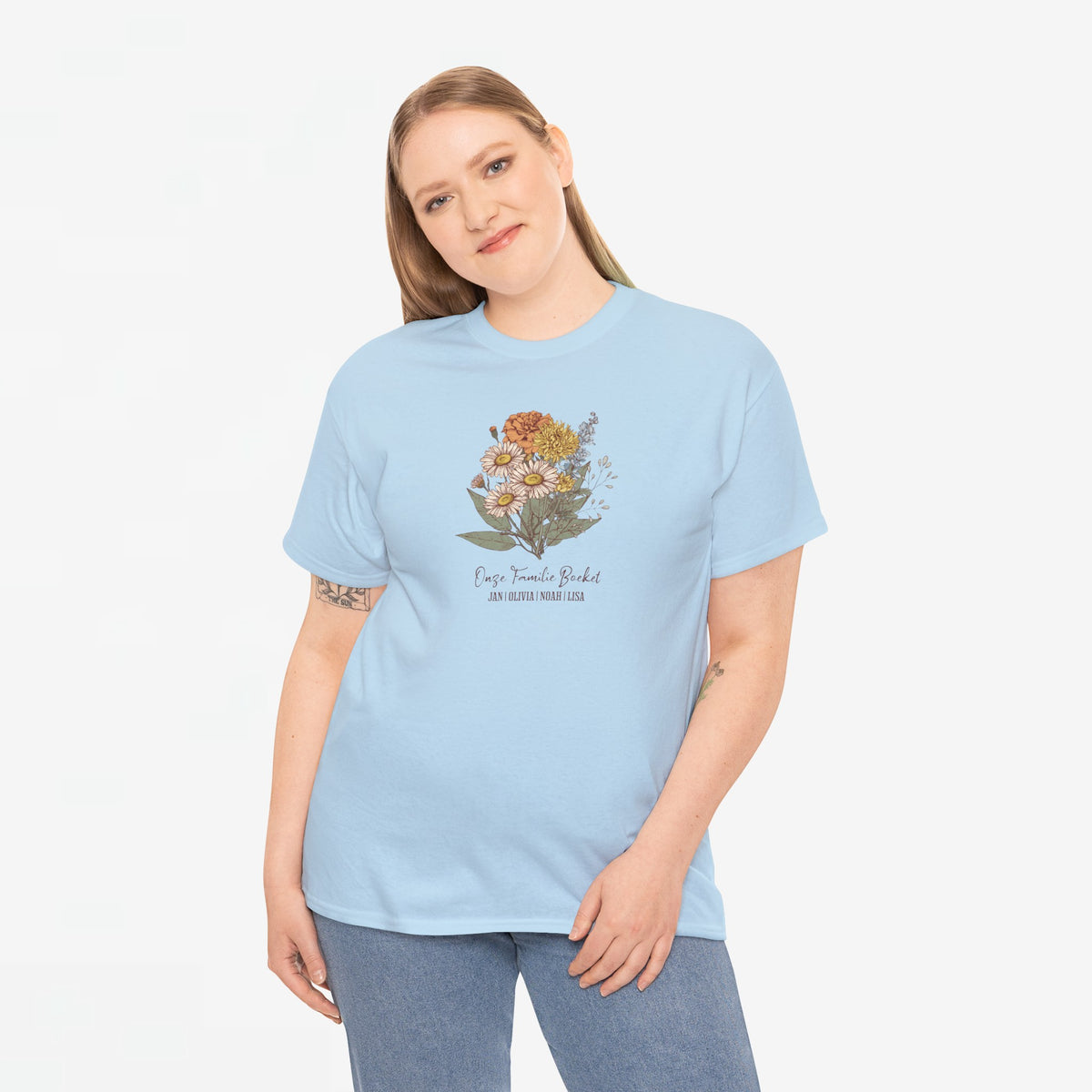 Lichtblauw T-shirt met bloemenboeketprint en tekst op de borst