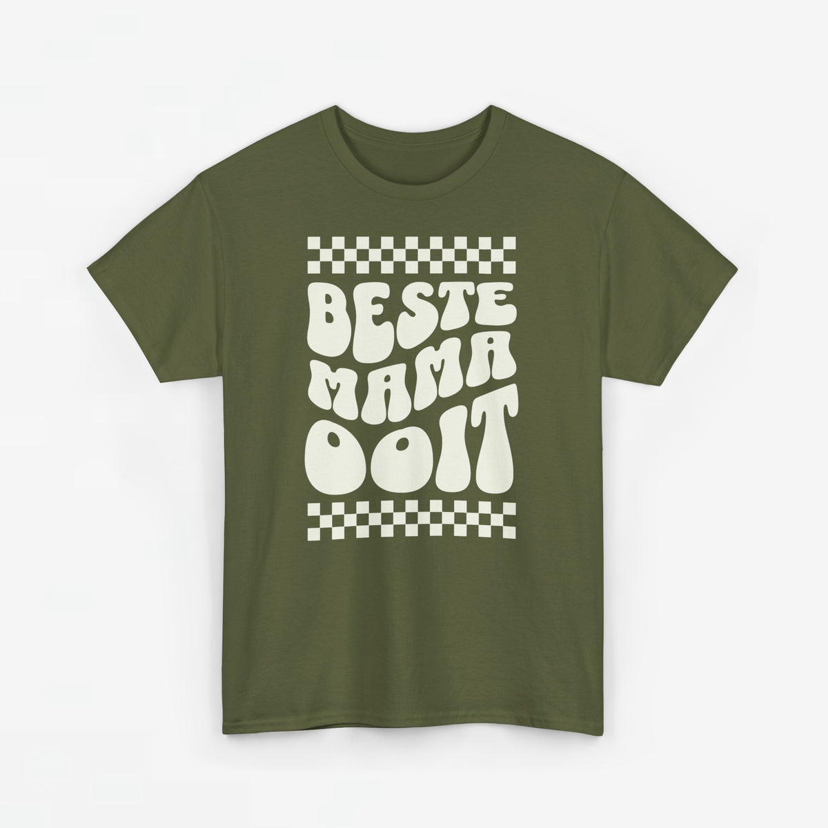T-shirt in legergroen met witte opdruk “BESTE MAMA OOI” op de borst
