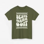 T-shirt in legergroen met witte opdruk “BESTE MAMA OOI” op de borst