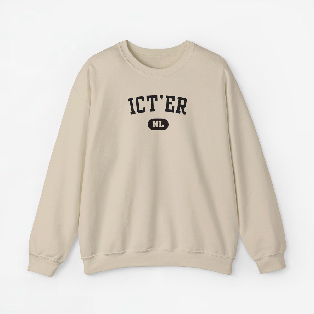 Beige sweater met ronde hals en borstprint “ICT’ER” met “NL”