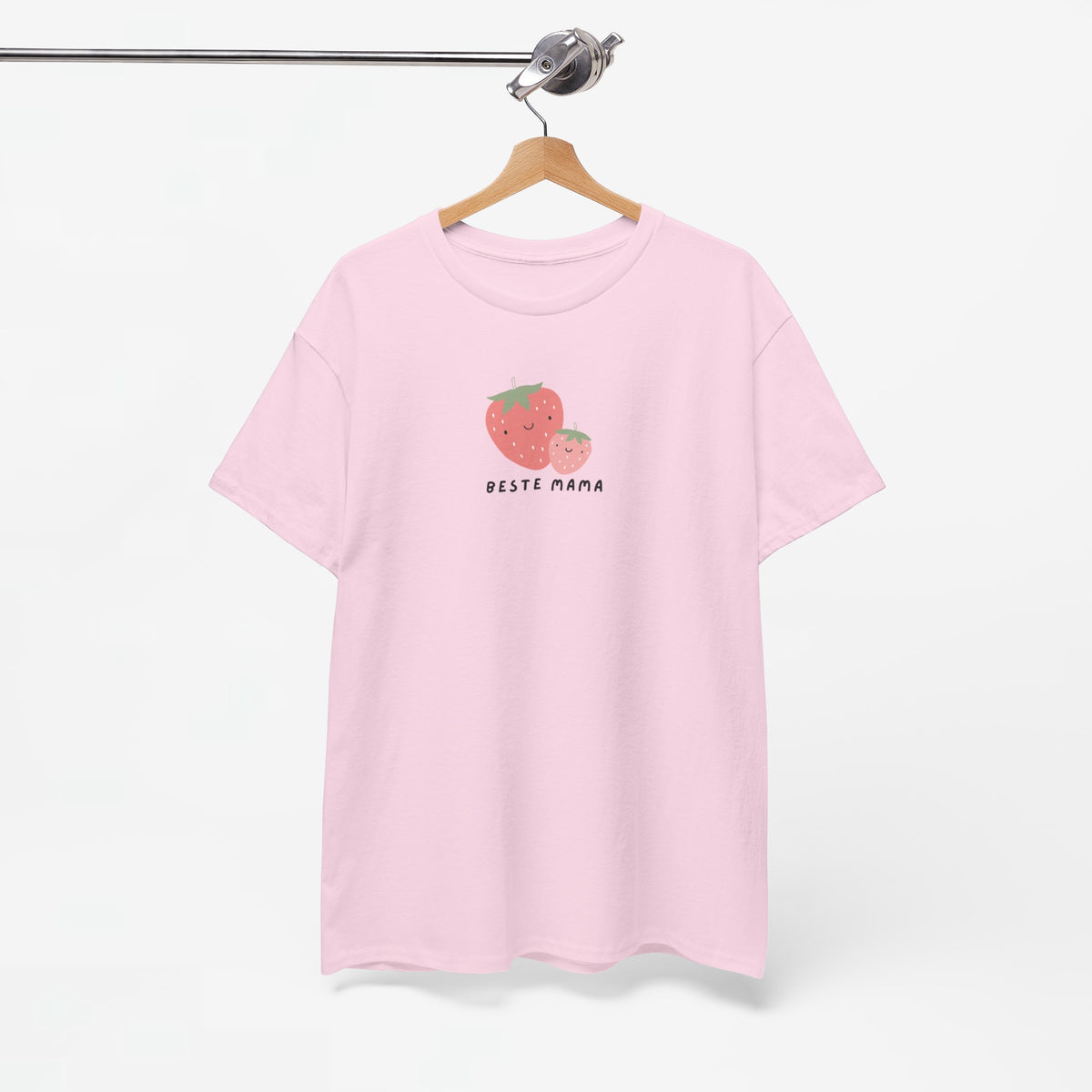 Roze T-shirt aan een houten hanger met aardbeienprint en “BESTE MAMA”.
