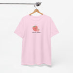 Roze T-shirt aan een houten hanger met aardbeienprint en “BESTE MAMA”.