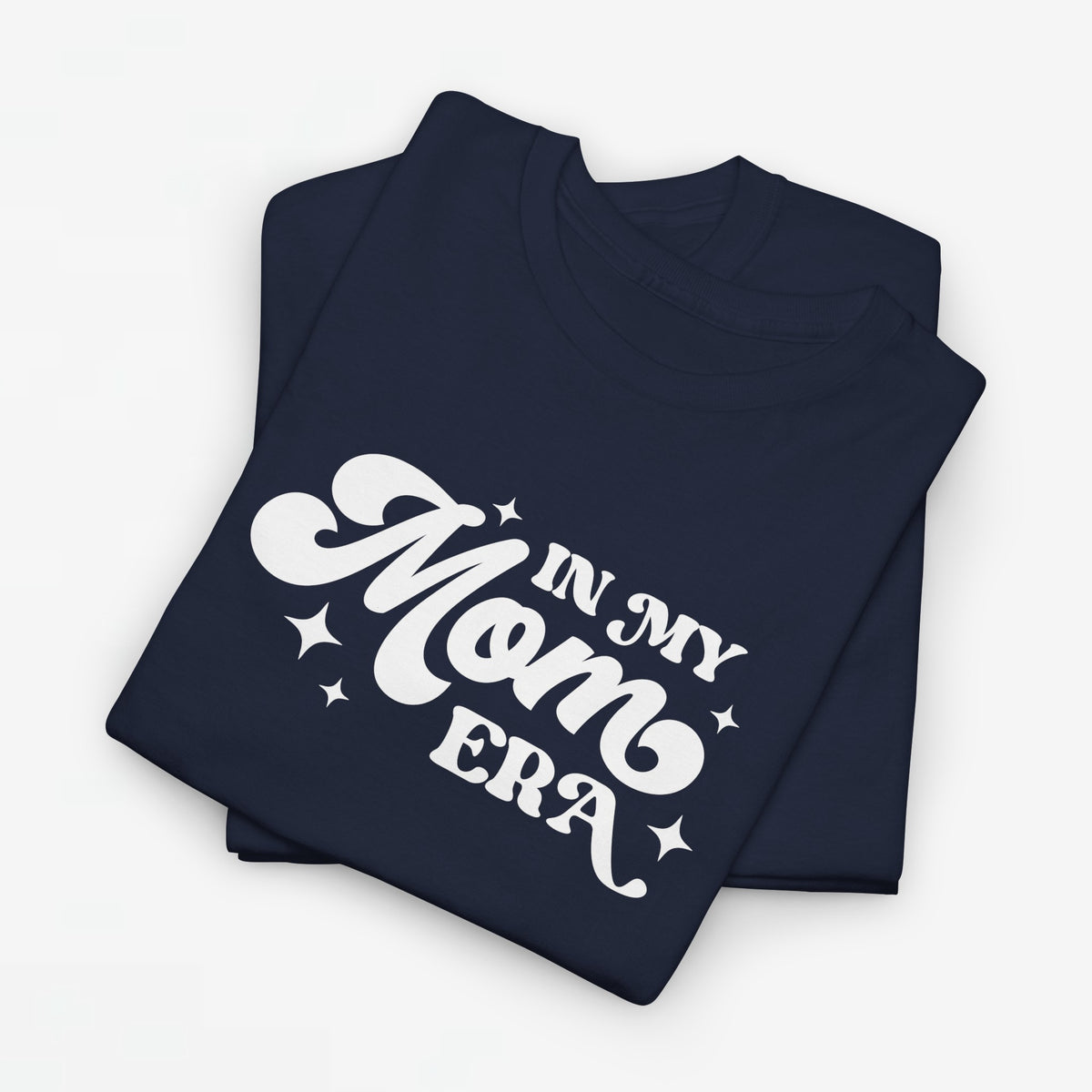 Navy oversized t-shirt met witte tekst 'IN MY MOM ERA'.