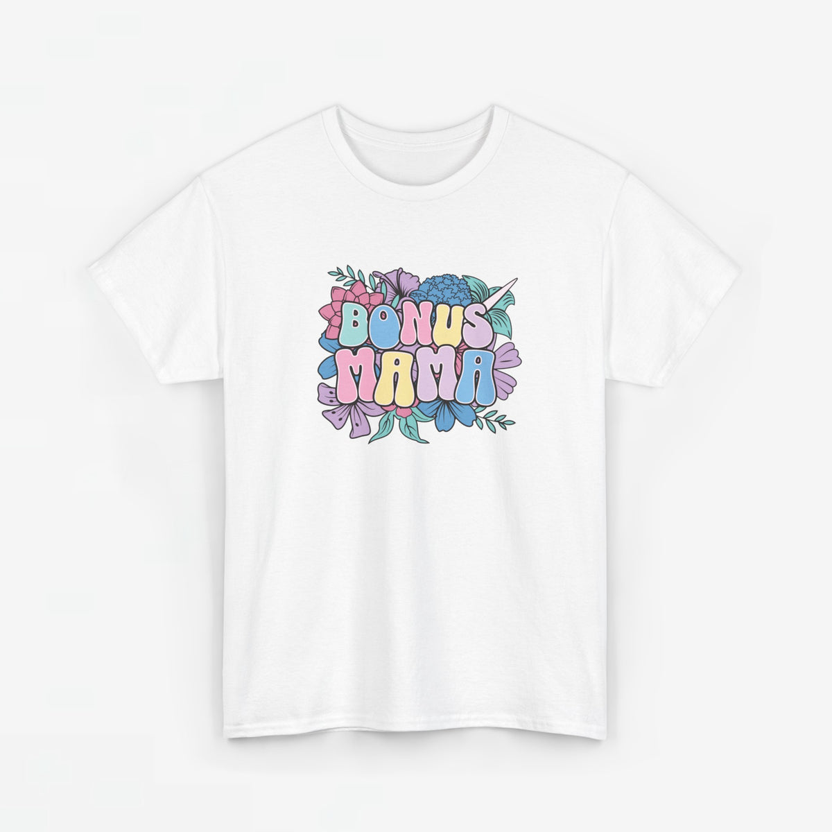 Witte oversized T-shirt met “BONUS MAMA” kleurrijke bloemenprint op de borst