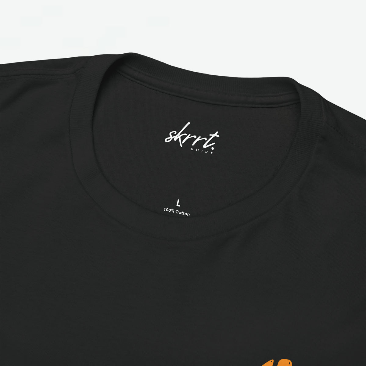 Detail zwarte heren T-shirt hals met klein merklabel en oranje print op borst