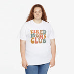 Witte oversized T-shirt met frontprint Tired Moms Club, ronde hals en korte mouwen
