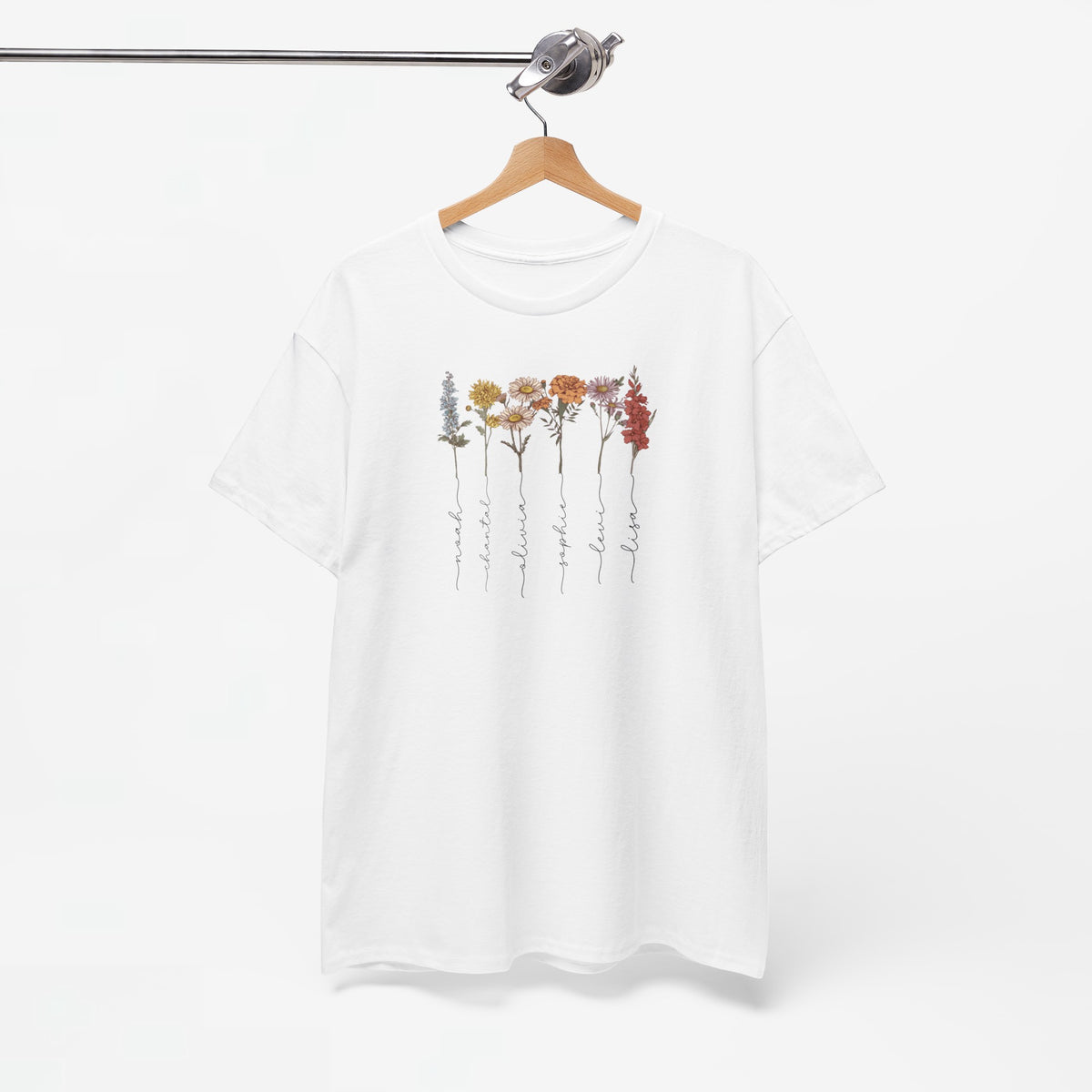 Wit T-shirt met bloemenrij en namenprint, opgehangen aan een beugel