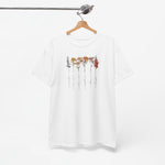 Wit T-shirt met bloemenrij en namenprint, opgehangen aan een beugel