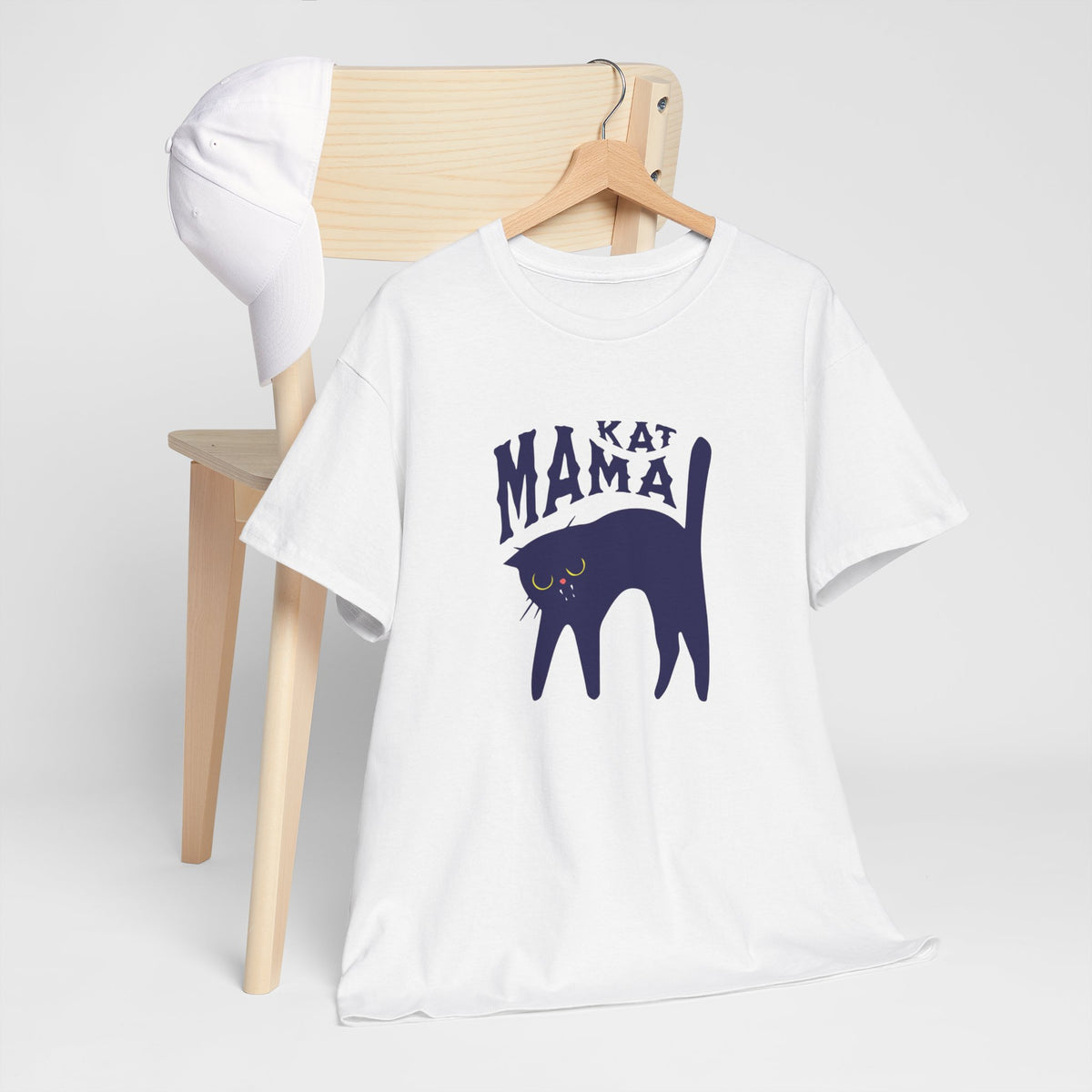 Witte T-shirt op stoel met donkerblauwe kattenprint en tekst "KAT MAMA"