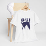 Witte T-shirt op stoel met donkerblauwe kattenprint en tekst "KAT MAMA"
