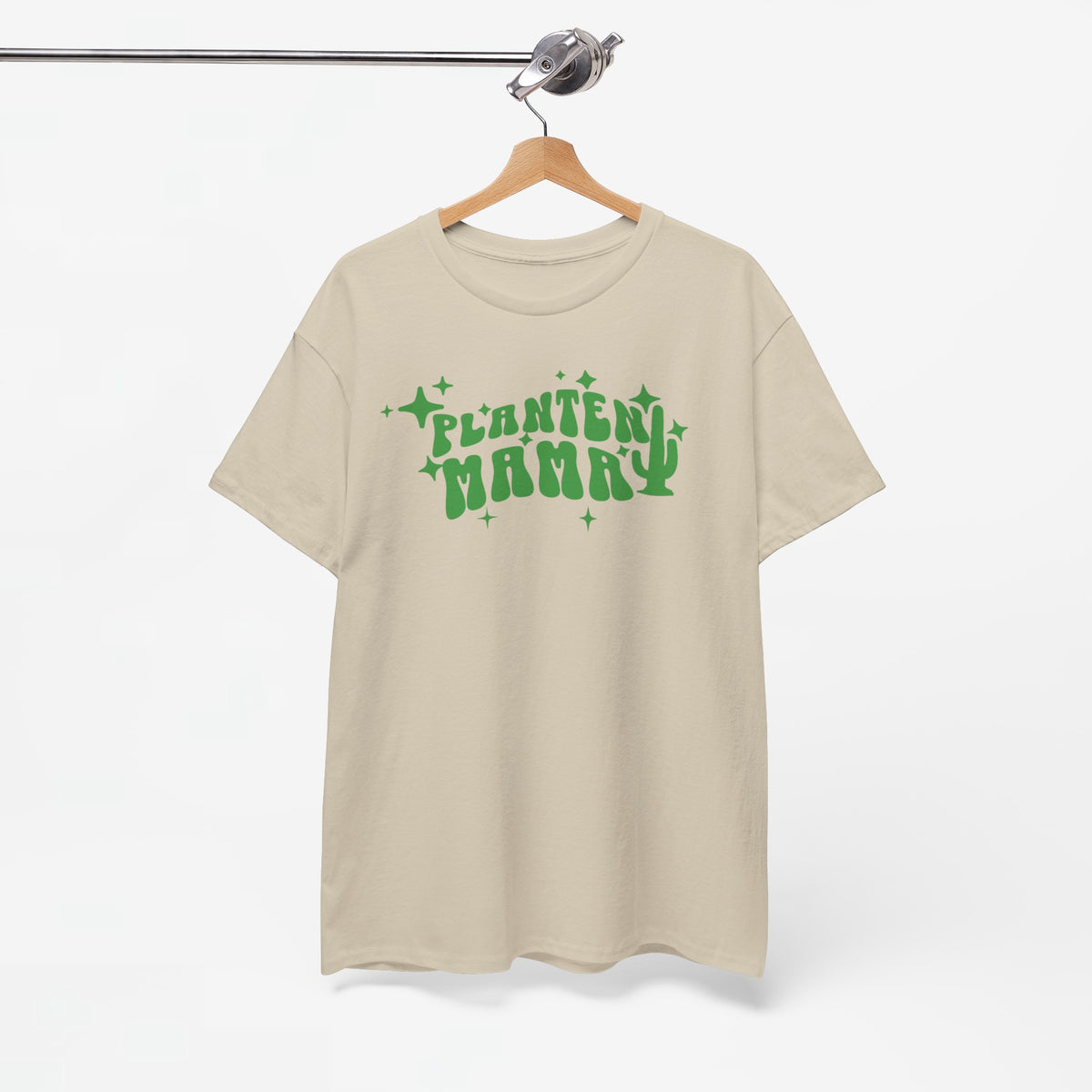 Beige T-shirt met ronde hals en groene PLANTEN MAMMA print, aan houten hanger