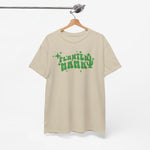 Beige T-shirt met ronde hals en groene PLANTEN MAMMA print, aan houten hanger