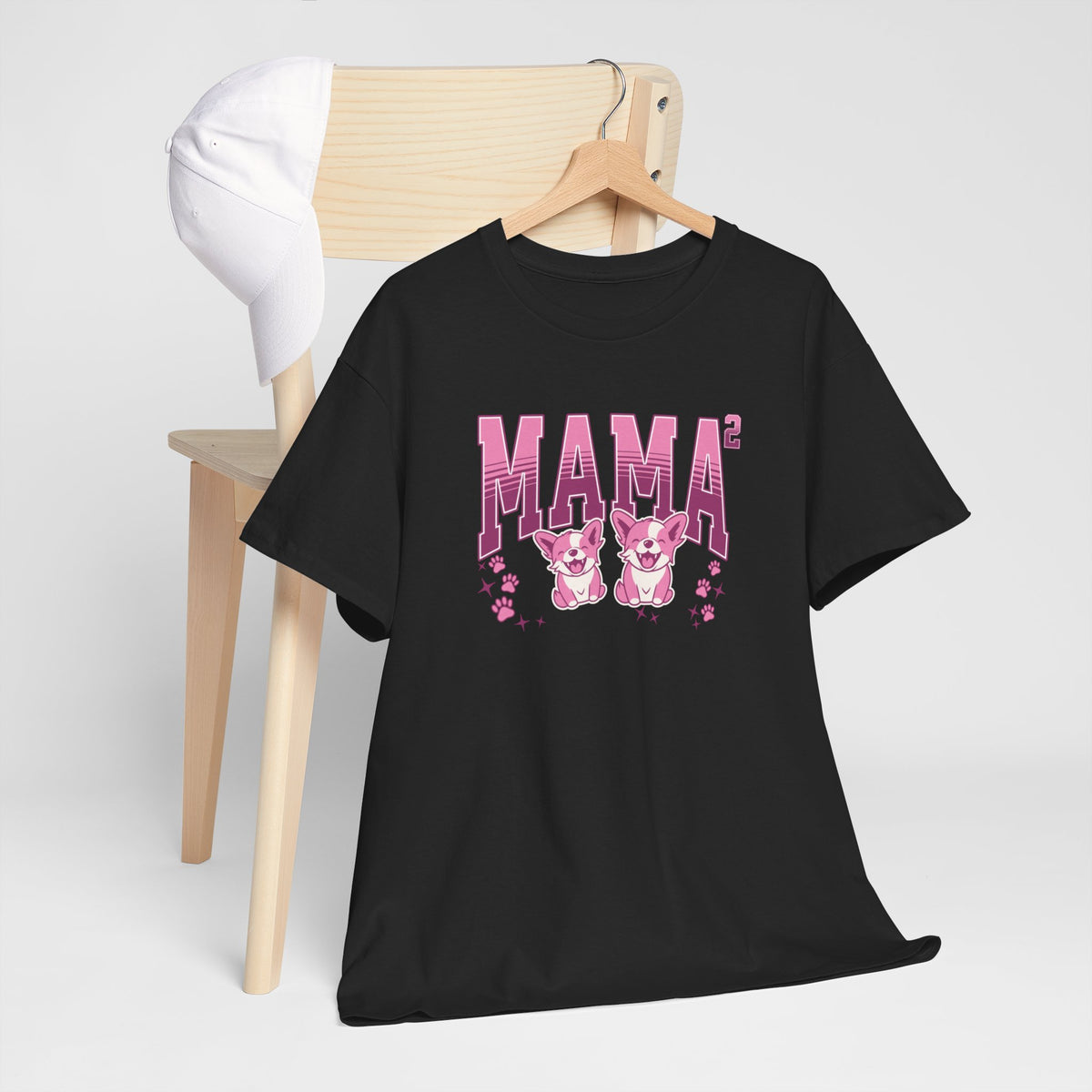 Zwarte T-shirt met roze “MAMA” print en twee katten, aan houten hanger.