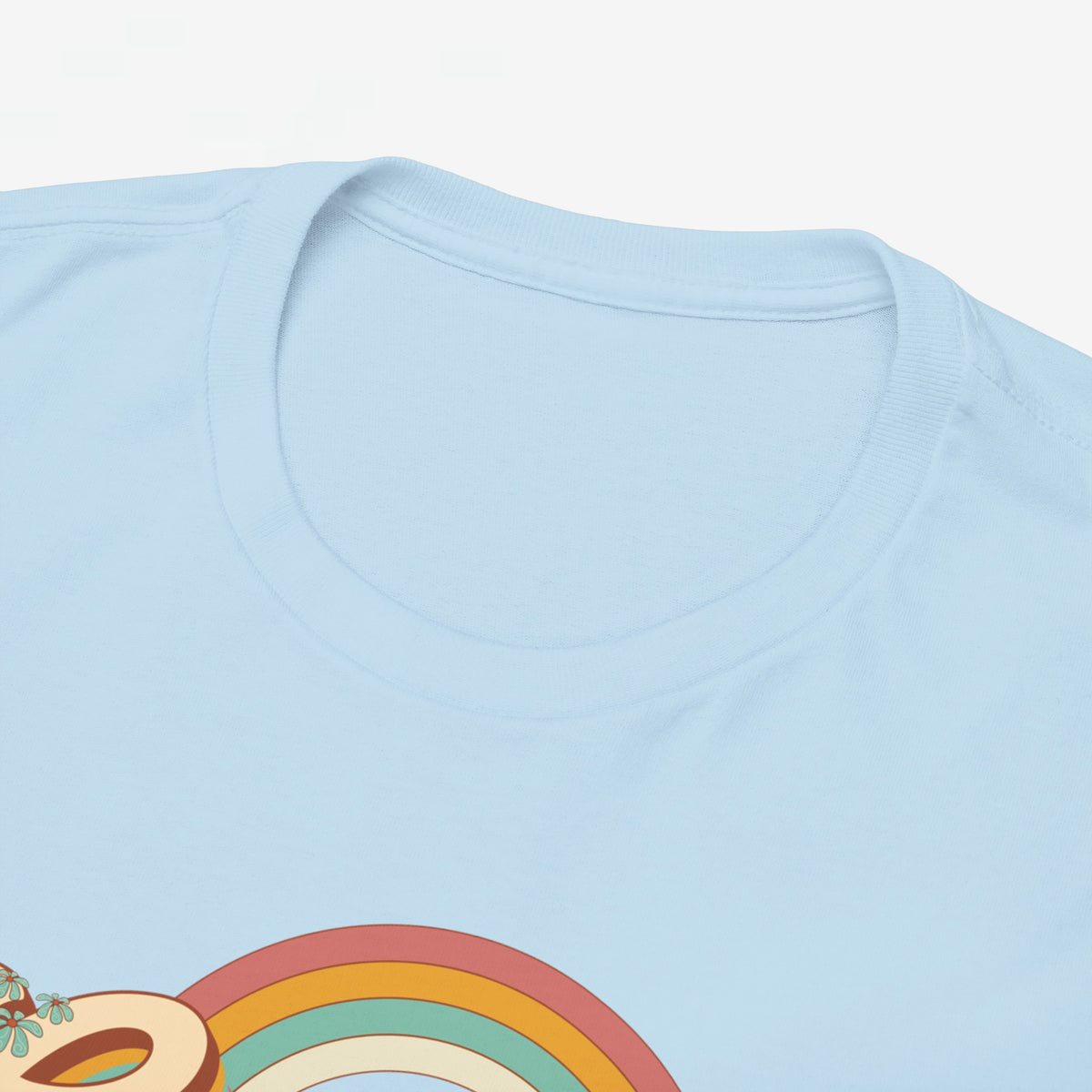 Lichtblauwe T-shirt met ronde hals en zachte stof, close-up van de kraag