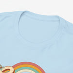 Lichtblauwe T-shirt met ronde hals en zachte stof, close-up van de kraag