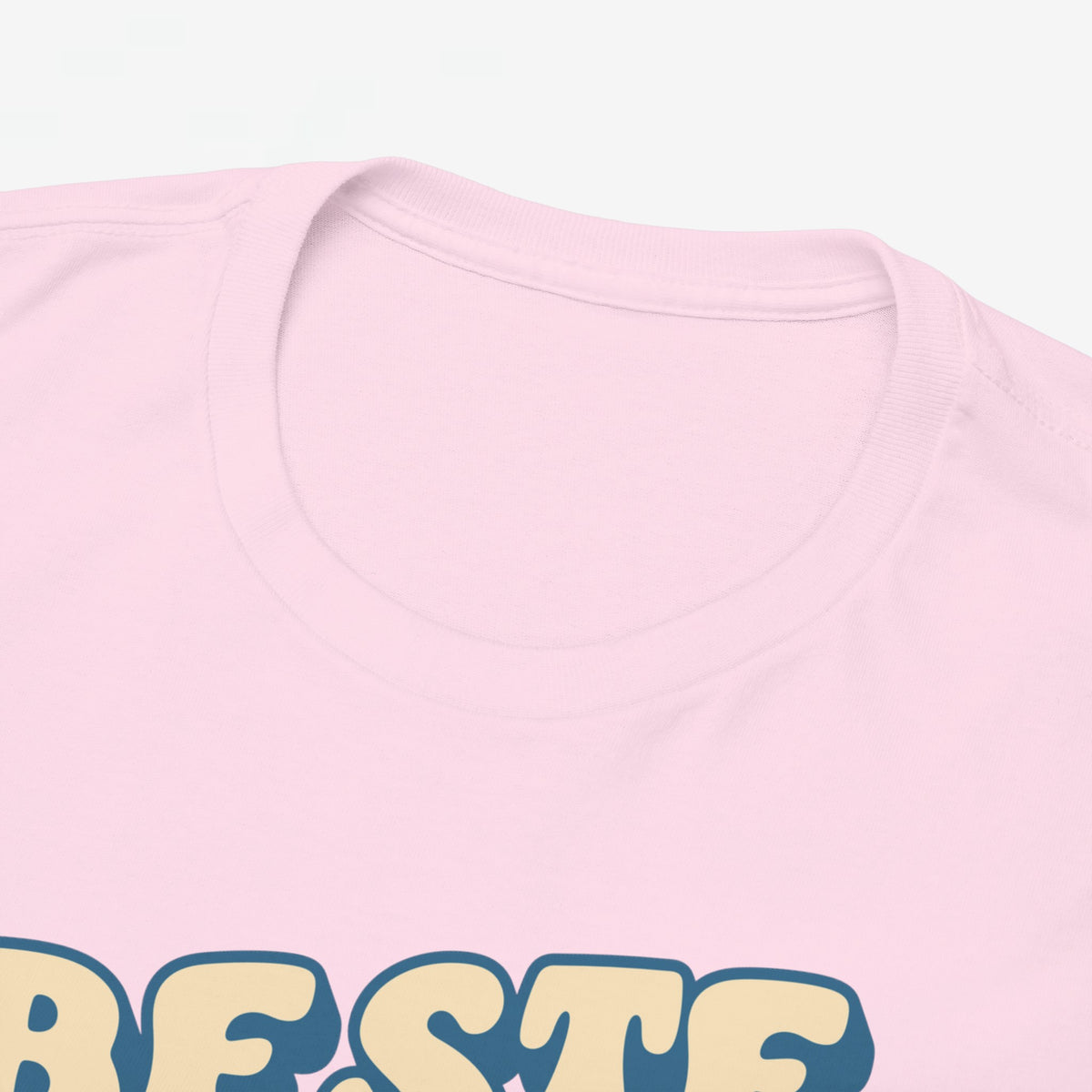 Detailopname roze T-shirt hals en onderrand met deel van borstprint