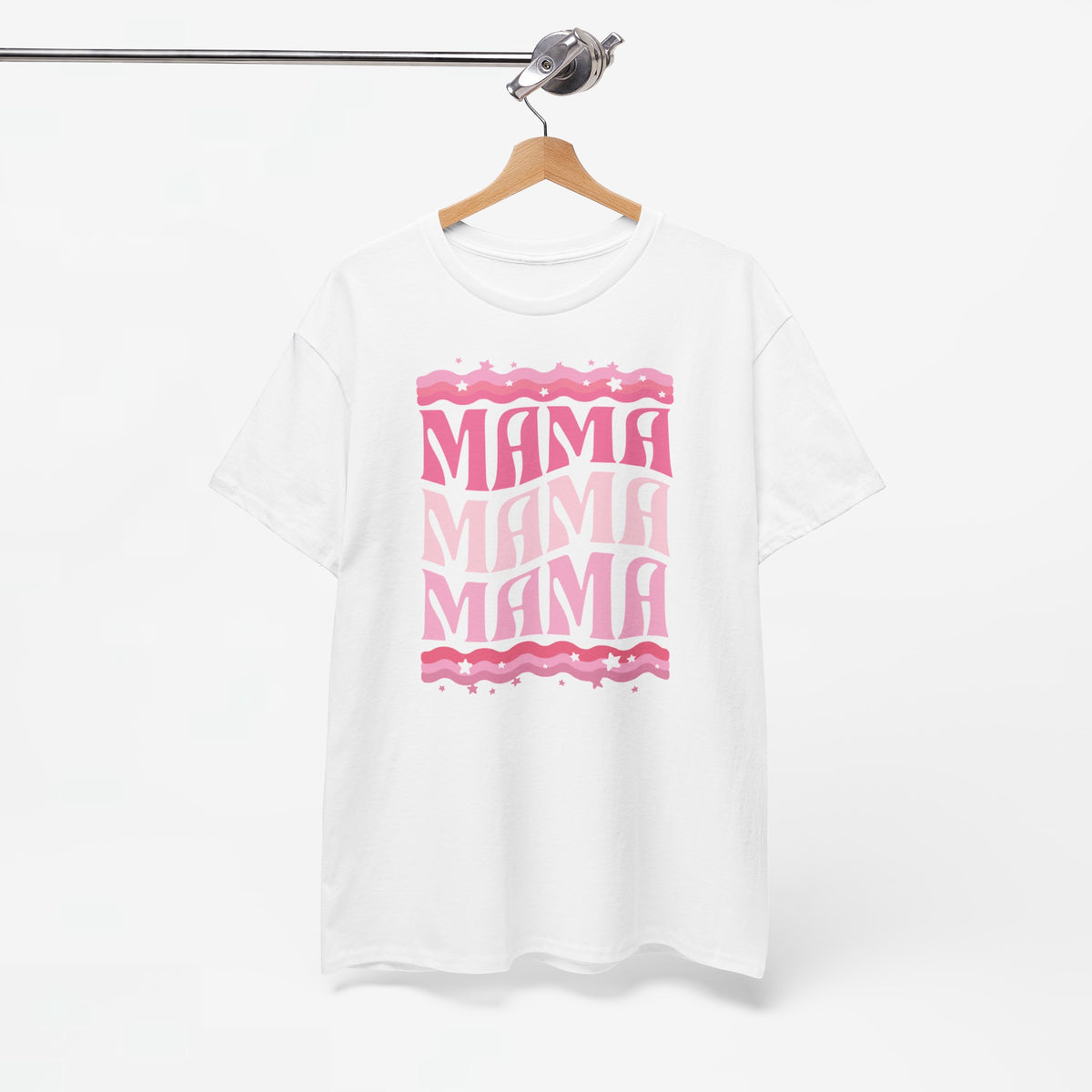 Wit T-shirt met roze “mama” print vooraan, aan een houten hanger.