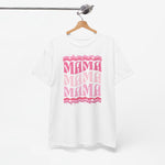 Wit T-shirt met roze “mama” print vooraan, aan een houten hanger.
