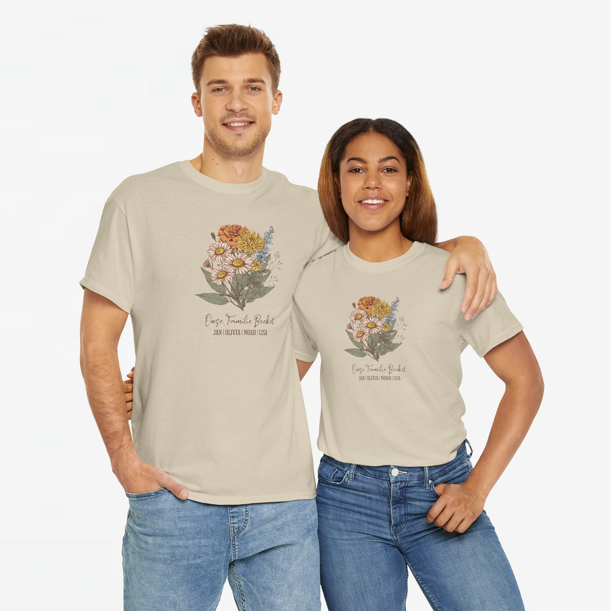Set T-shirts: beige en beige met bloemenprint, gedragen door twee personen