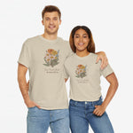 Set T-shirts: beige en beige met bloemenprint, gedragen door twee personen
