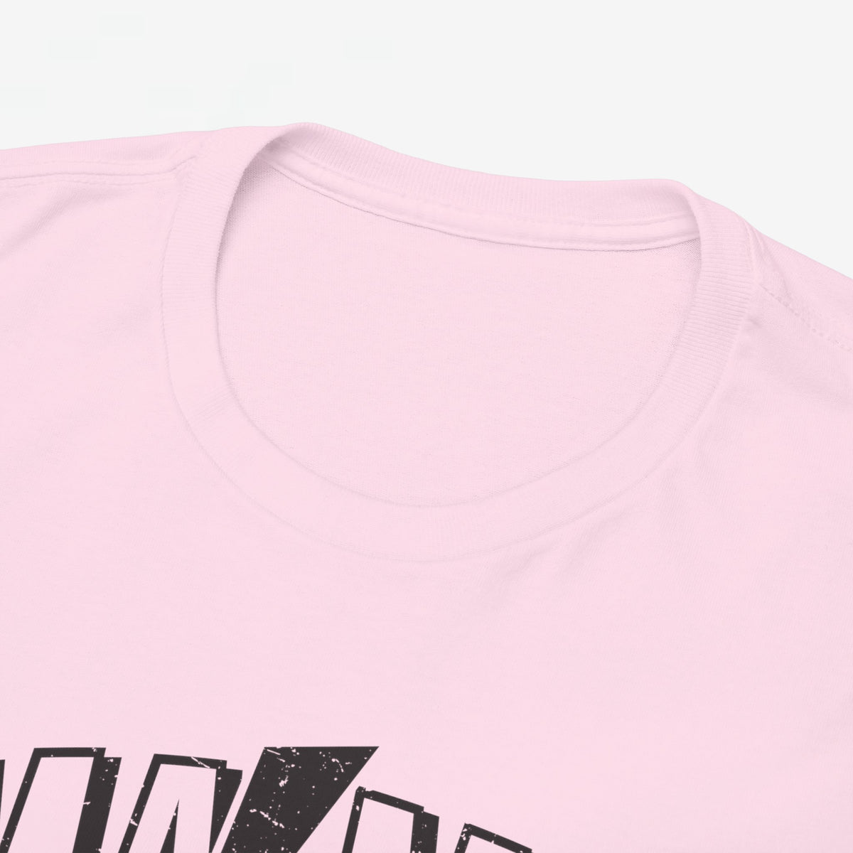 Roze t-shirt met ronde hals en deels zichtbare 'MAMA'-opdruk.