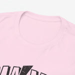 Roze t-shirt met ronde hals en deels zichtbare 'MAMA'-opdruk.