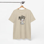 Honden mama t-shirt zand op houten hanger met hondenillustratie op de borst.