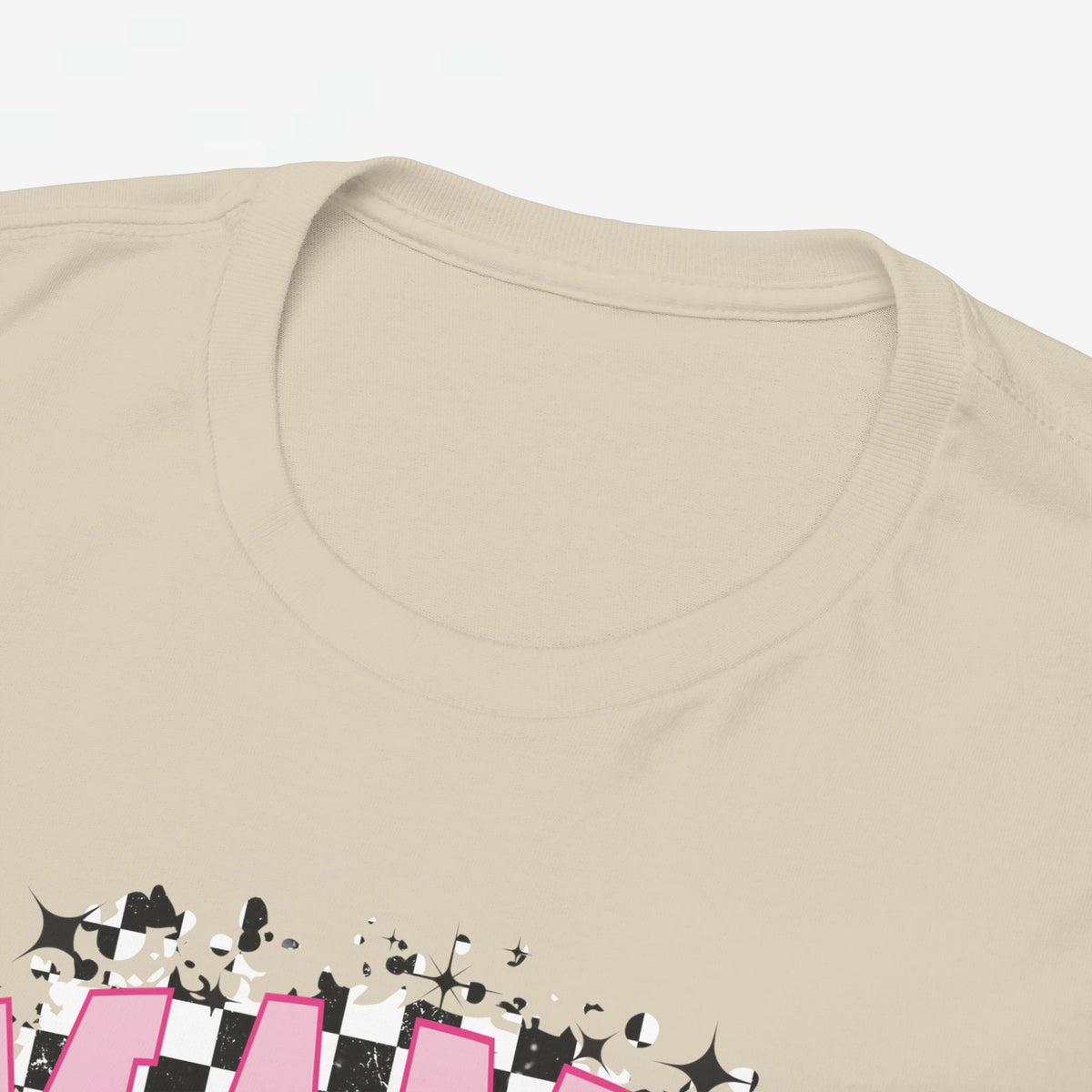 Close-up van sandkleurige hals met “MAMA”-print en roze strikdetails