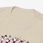 Close-up van sandkleurige hals met “MAMA”-print en roze strikdetails
