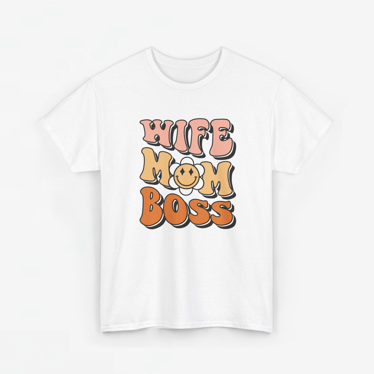 Witte t-shirt met frontprint “WIFE MOM BOSS” en oranje-gele smiley in typografische stijl