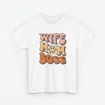 Witte t-shirt met frontprint “WIFE MOM BOSS” en oranje-gele smiley in typografische stijl