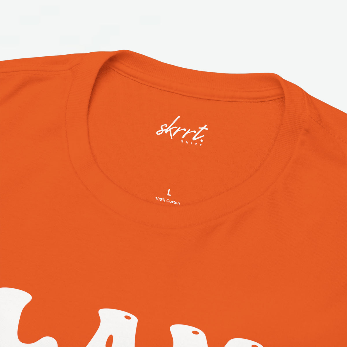 Oranje T-shirt hals met skrrt-logo en ‘100% Cotton’ markering