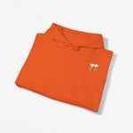 Oranje hoodie plat gevouwen met trekkoord en klein borstlogo op de voorkant
