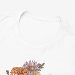 Close-up: witte T-shirt halsrand met gedeeltelijke bloemenprint onder op de borst