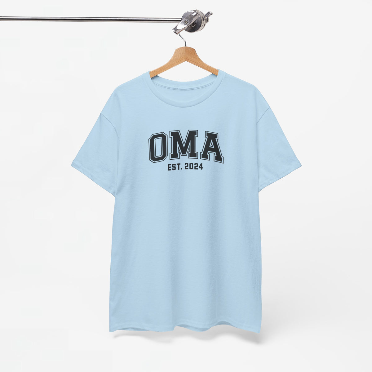Lichtblauw T-shirt met ronde hals en “OMA” met “EST. 2024” op de borst.