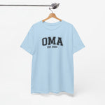 Lichtblauw T-shirt met ronde hals en “OMA” met “EST. 2024” op de borst.