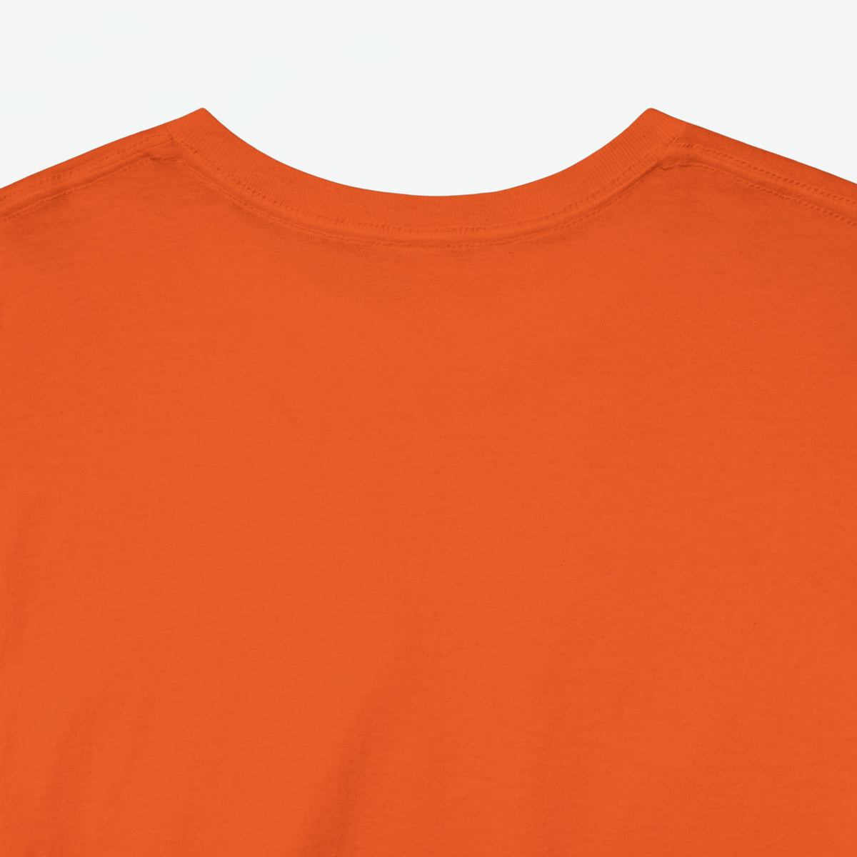 Oranje T-shirt met ronde hals, close-up van de effen stof zonder printdetails.