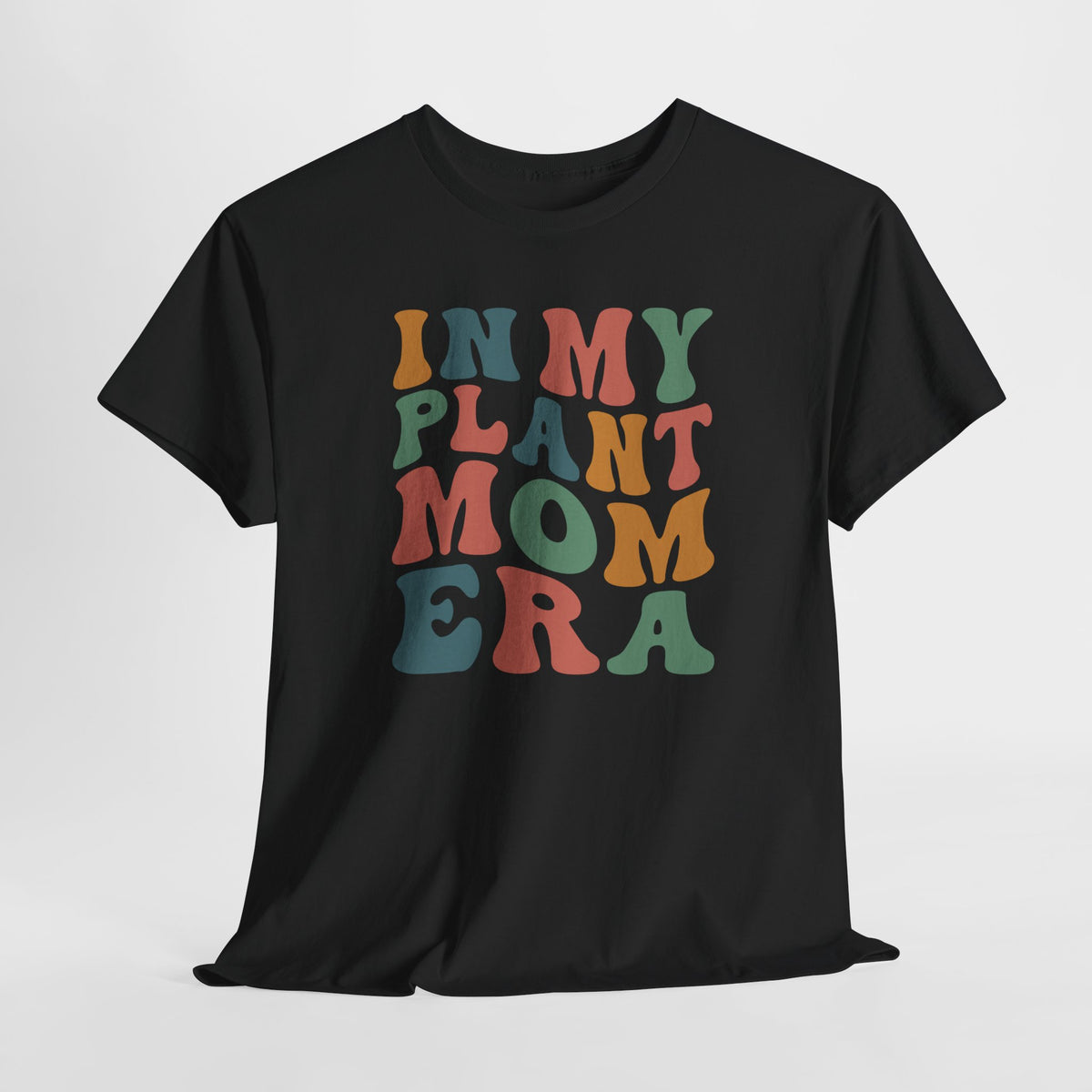 Zwarte t-shirt met kleurrijke 'IN MY PLANT MOM ERA' print centraal op de borst