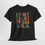 Zwarte t-shirt met kleurrijke 'IN MY PLANT MOM ERA' print centraal op de borst
