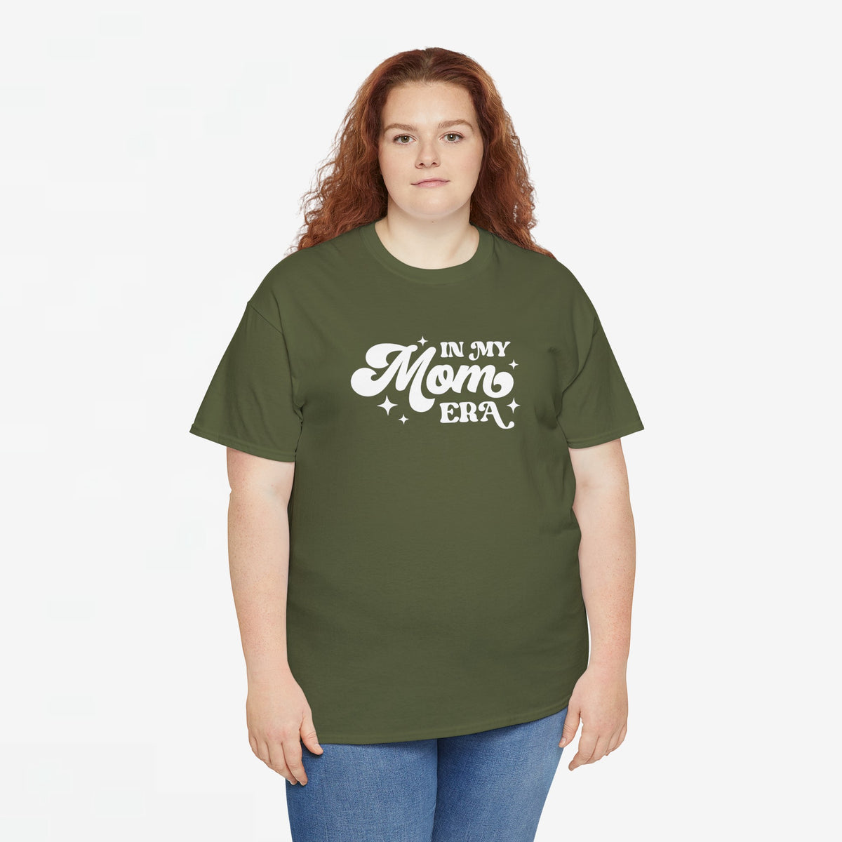 Militaire groene oversized t-shirt met witte tekst “In My Mom ERA” op de borst.