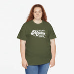 Militaire groene oversized t-shirt met witte tekst “In My Mom ERA” op de borst.