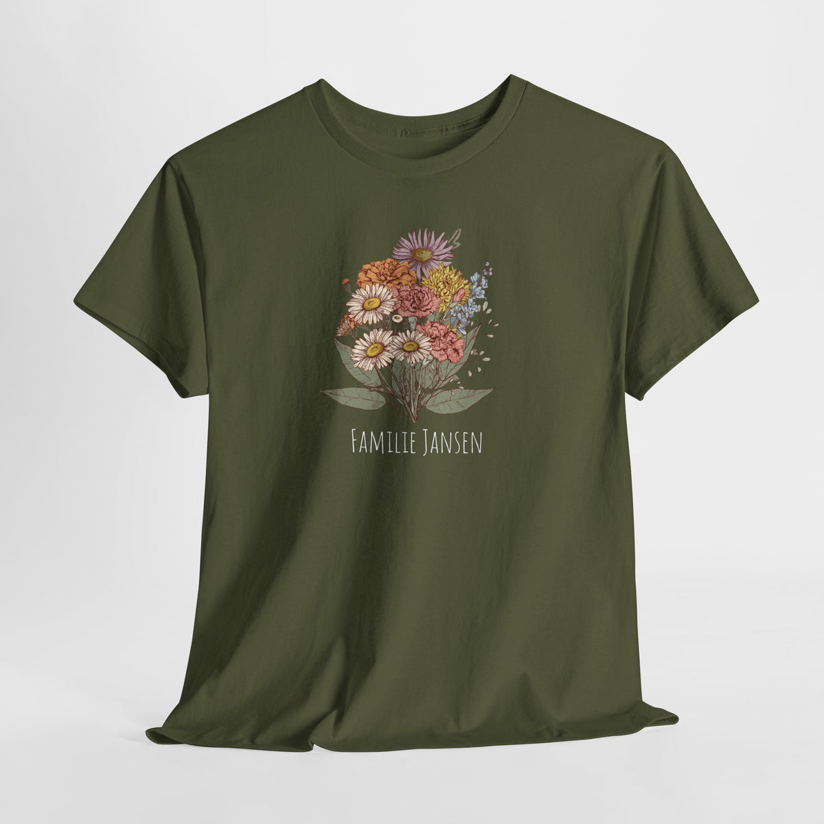 Olijfgroene T-shirt met bloemenboeketprint en tekst “FAMILIE JANSEN”.