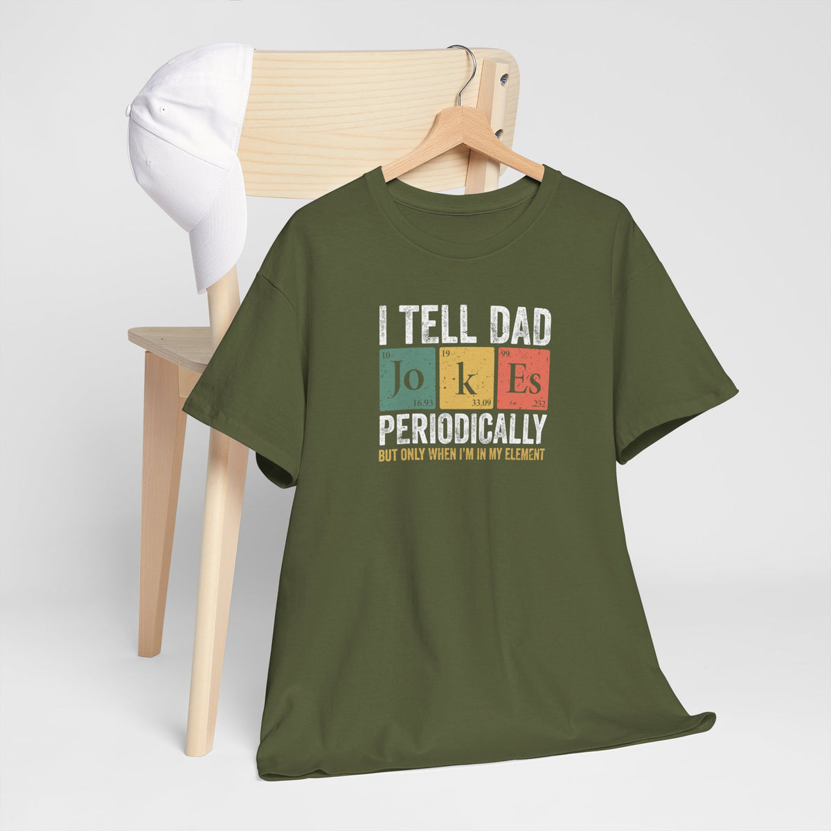 Legergroen T-shirt met opdruk I TELL DAD JOKES PERIODICALLY, op houten hanger