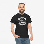 Zwarte t-shirt gedragen door man, met witte borstprint 'Dad' en 'Super Powers'.