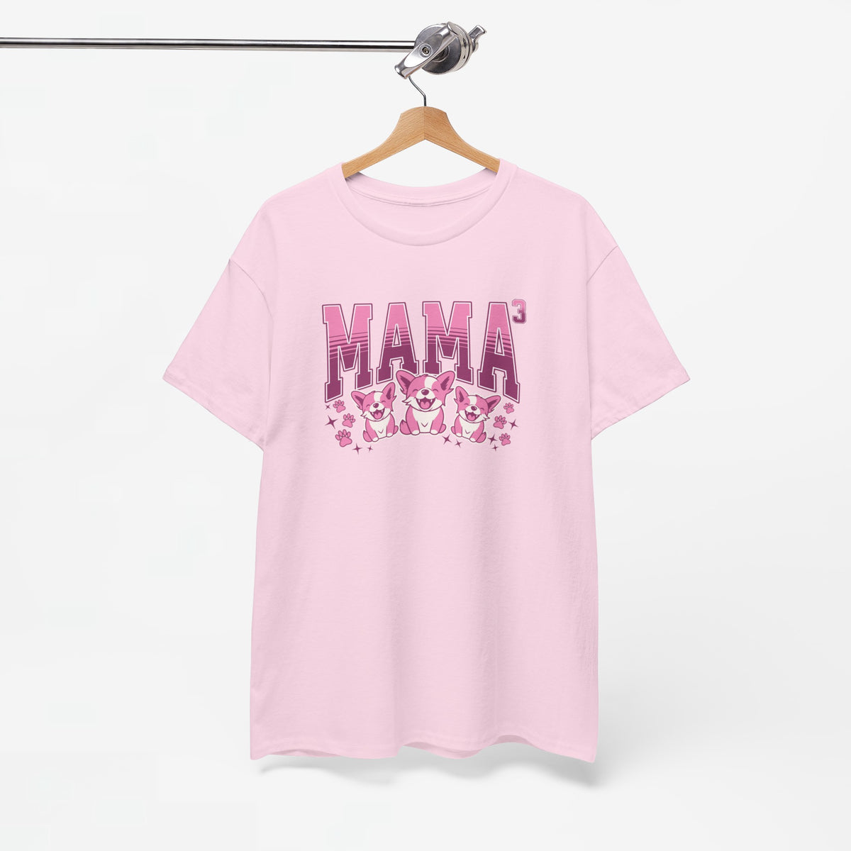 Roze T-shirt met 'MAMA' print op borst, aan houten hanger, ronde hals