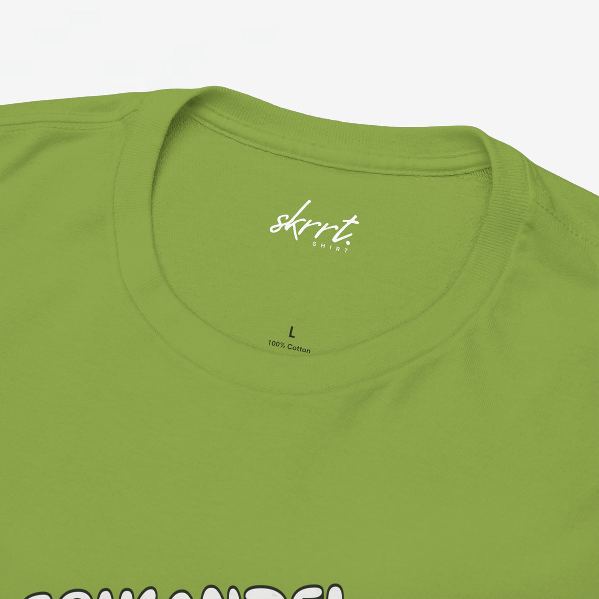 Close-up van groene T-shirt hals met kleine merknaam en ronde halslijn.