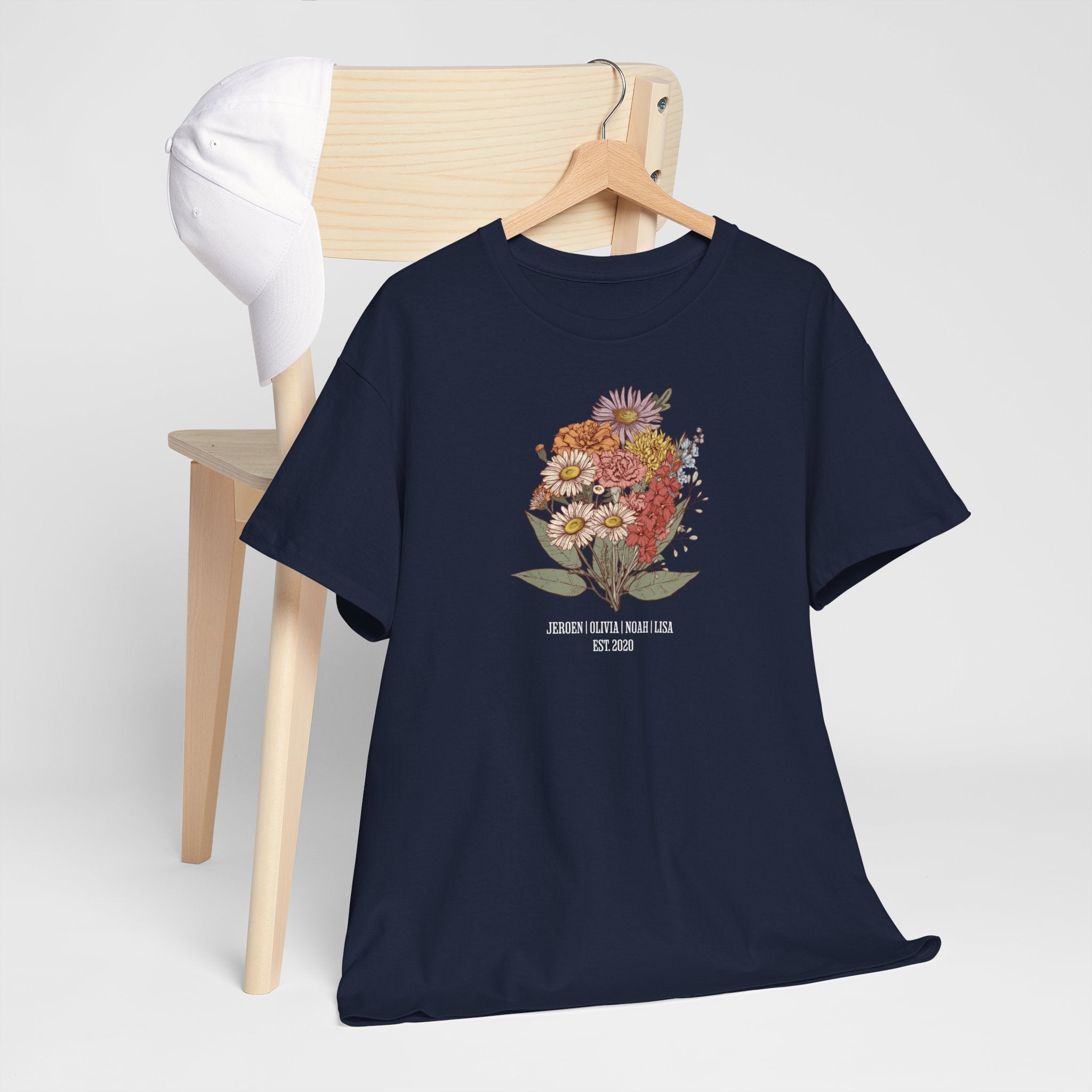 Gepersonaliseerde Moederdag Mama Cadeau - T-shirt - Familie Bloemen boeket met namen - EST [JAAR] (witte tekst)