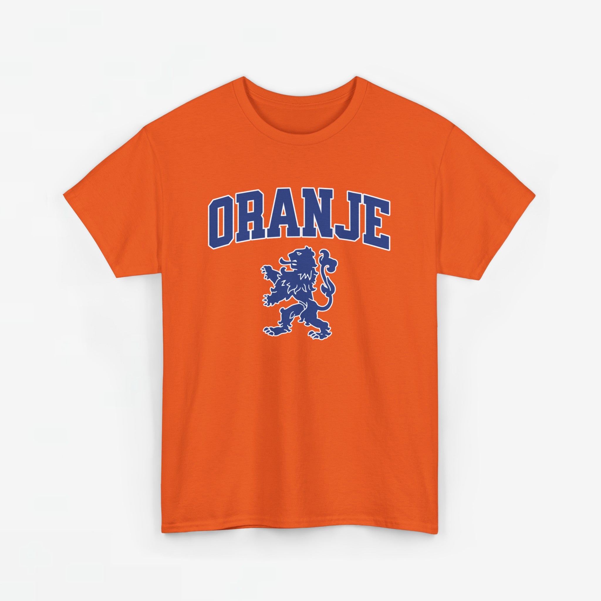 Oranje T-shirt voor EK, WK en Koningsdag - Personaliseer met Naam & Rugnummer - ORANJE met Leeuw (blauwe tekst)