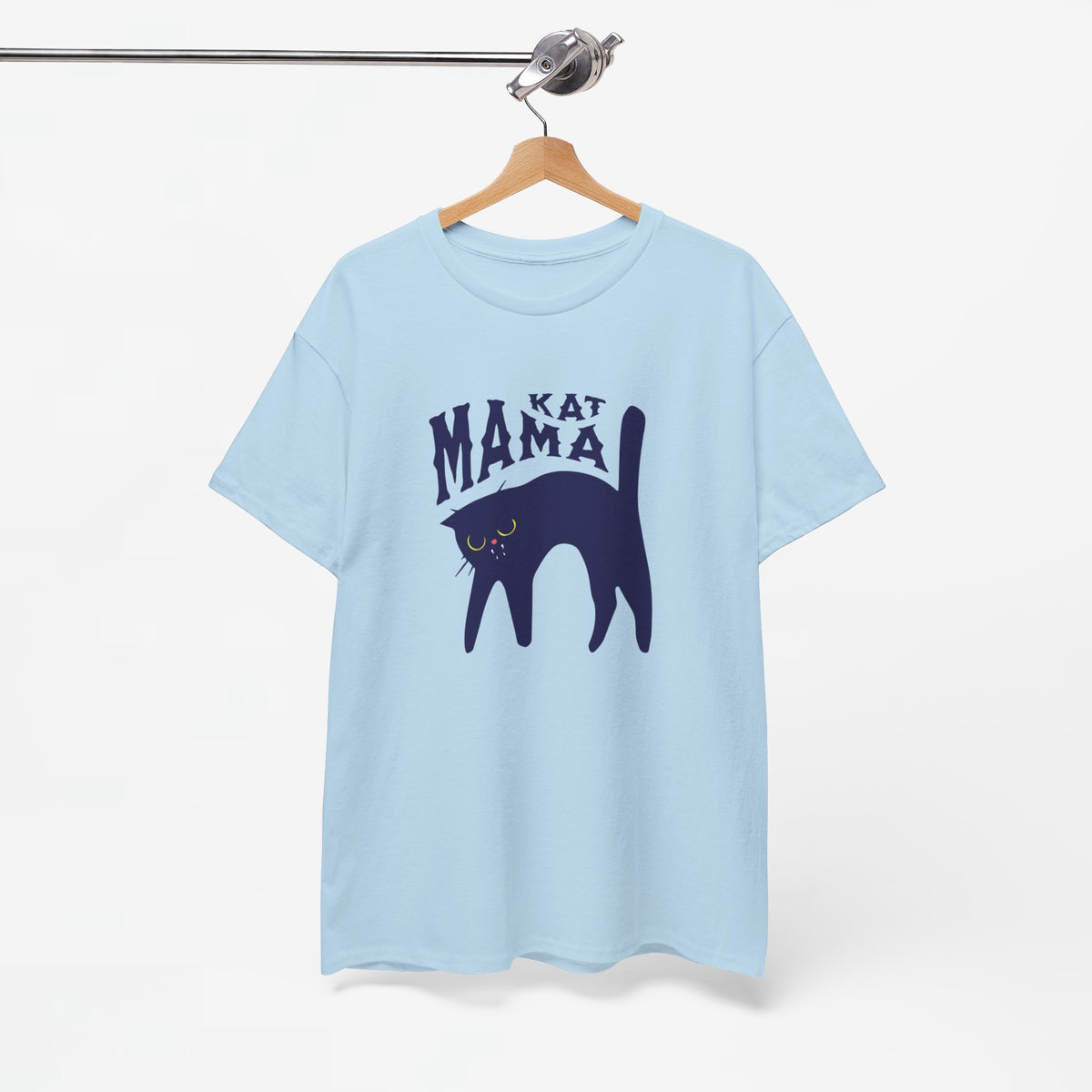 Lichtblauwe T-shirt met “Kat Mama” poesprint, aan een hanger